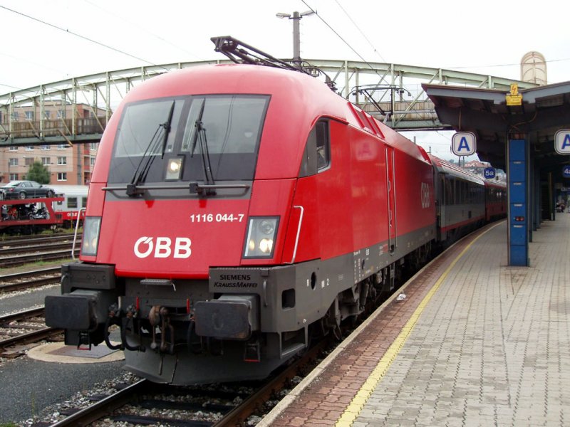 1116 044-7 mit einem IC in Salzburg. 20.08.07