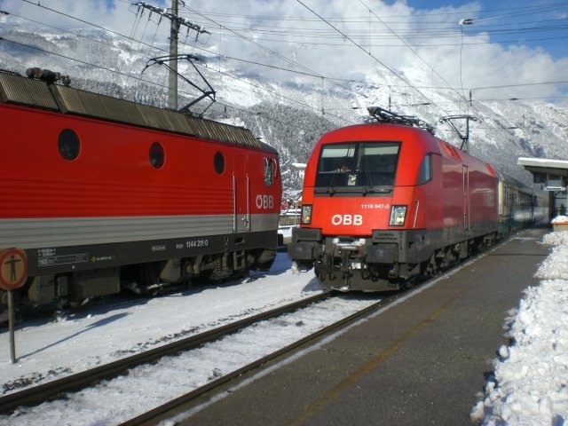 1116 047-0 fhrt mit dem IC 87  Tiepolo  von Mnchen nach Venezia S.L. durch den Bahnhof Schwaz in Richtung Innsbruck.
23.11.2008