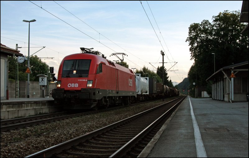1116 048 durchfhrt mit einem Gterzug, bestehend aus Zwlf Waggons, den Bahnhof Kiefersfelden. Ziel ist vermutlich Salzburg. (05.07.2008)