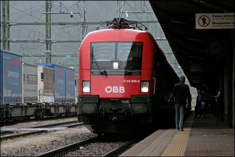 1116 049 rollt mit abgesenkten Stromabnehmer in den Gleichstrombereich des Grenzbahnhof Brennero/Brenner ein. Am Haken hat sie den InterCity 87 (IC)  TIEPOLO  von Mnchen Hbf nach Venezia Santa Lucia. (07.07.2008)
