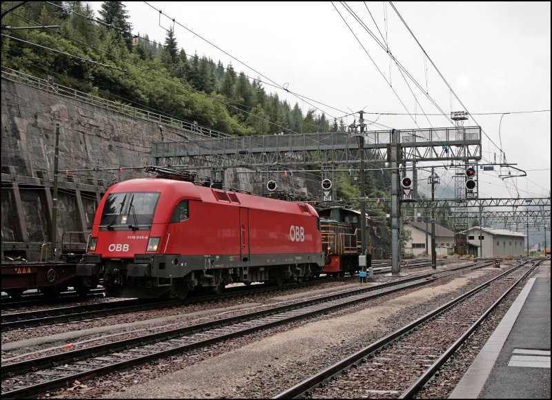 1116 049 wird durch 245 6020 in den Wechselstrombereich des Grenzbahnhofes Brennero/Brenner zurck geschoben. (07.07.2008)