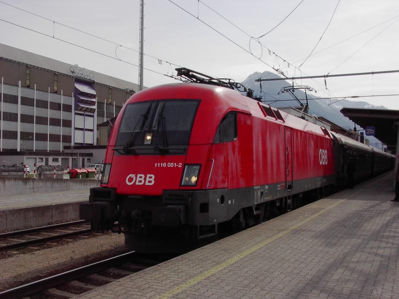1116 051-2 mit beschdigtem Lack im Bahnhof Bludenz