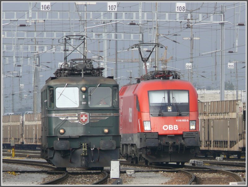1116 052-0 neben der Ae 6/6 11407 in Buchs SG. (01.11.2007)