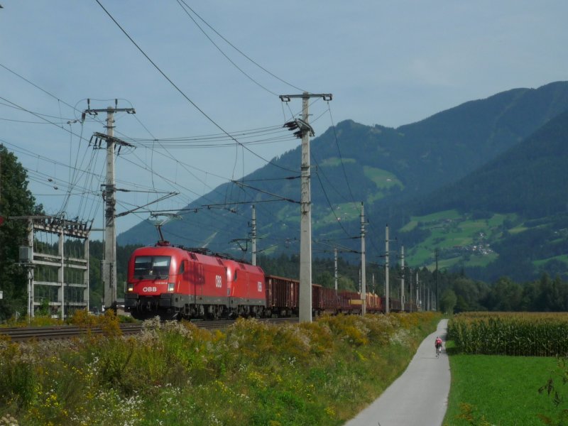 1116 054-6 und eine Schwesterlok ziehen einen gemischten Gterzug bei Terfens-Weer gen Brenner. 09.09.09