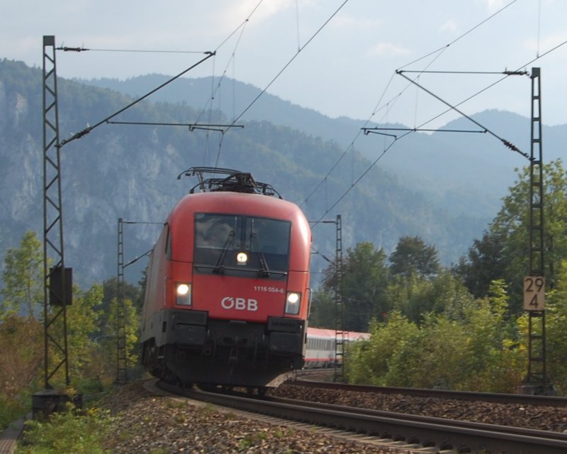 1116 054 eilt mit OEC 569 auf deutschem Staatsgebiet bei Kiefersfelden dem Ziel Wien West entgegen. 10.09.09