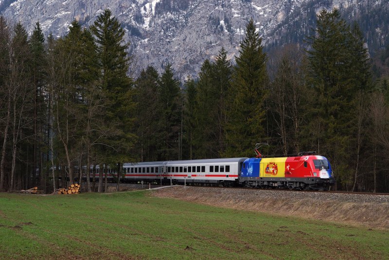 1116 056 (EM - Rumnien) mit RE 2083 bei Winkl, BGL (08.04.2008)