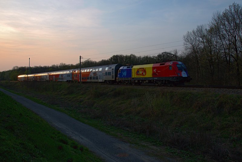 1116 056  Lnderlok Rumnien  schiebt den Regionalexpress 7138 von Payerbach-Reichenau nach Krems/Donau. Die Aufnahme ist am 09.04.2009 zwischen Leobendorf-Burg Kreuzenstein und der Haltestelle Spillern entstanden.