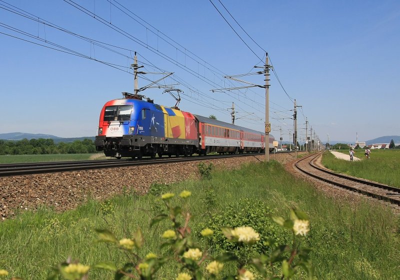 1116 056  Rumnien  unterwegs mit dem EC101 Joze Pleznik auf der Westbahn bei Hrsching. Aufgenommen am 17. Mai 2009.