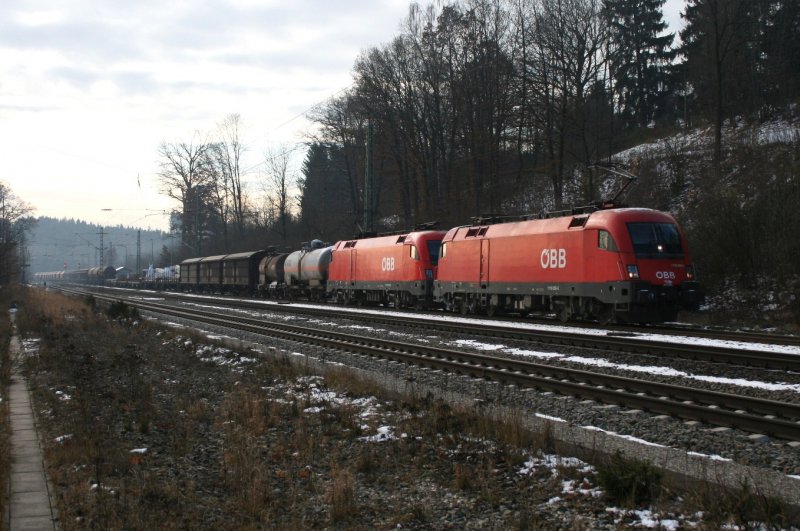 1116 059 und 1116 114 mit einem G�terzug am 29.11.2008 in A�ling.