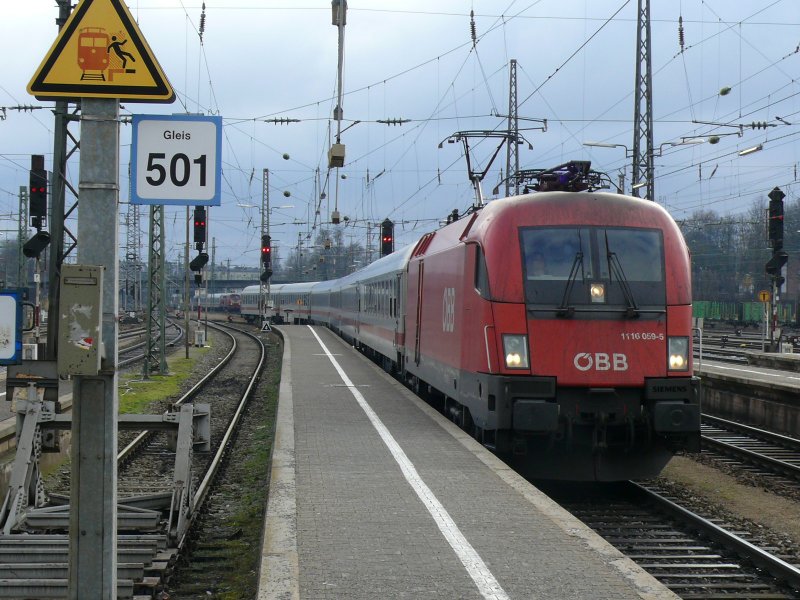 1116 059 mit dem IC  K�nigsee  in Augsburg. 26.12.08