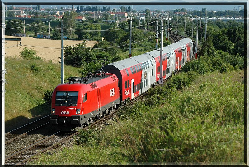 1116 059 mit einem Durchbinder am 15.7.2006 kurz nach Mdling auf dem Weg nach Wiener Neustadt. 