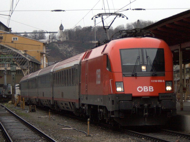 1116 059 mit einem recht kurzen Zug in Salzburg. 02.02.08