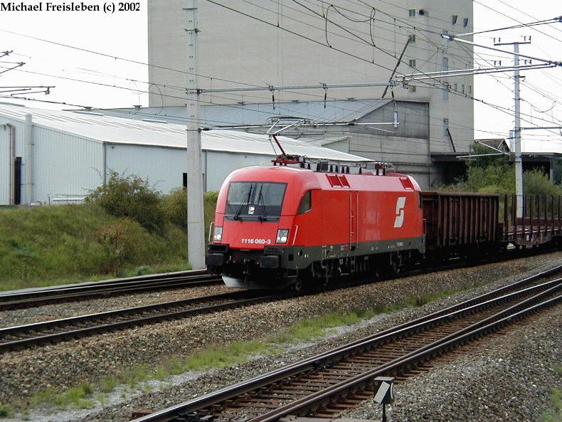 1116 060-3 mit einem Gterzug bei der Einfahrt in den Bahnhof Parndorf, am 17-09-2002