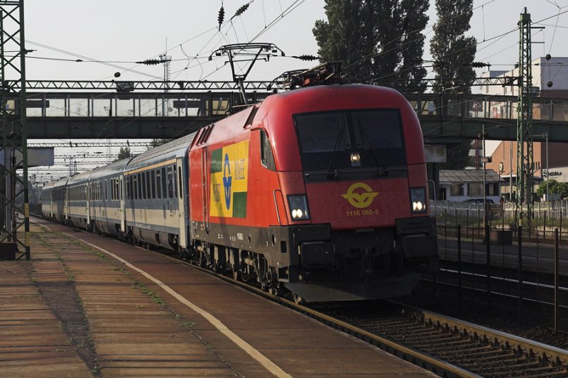 1116 060 bei der Durchfahrt von Tatabnya mit dem Csrds EC nach Budapest.