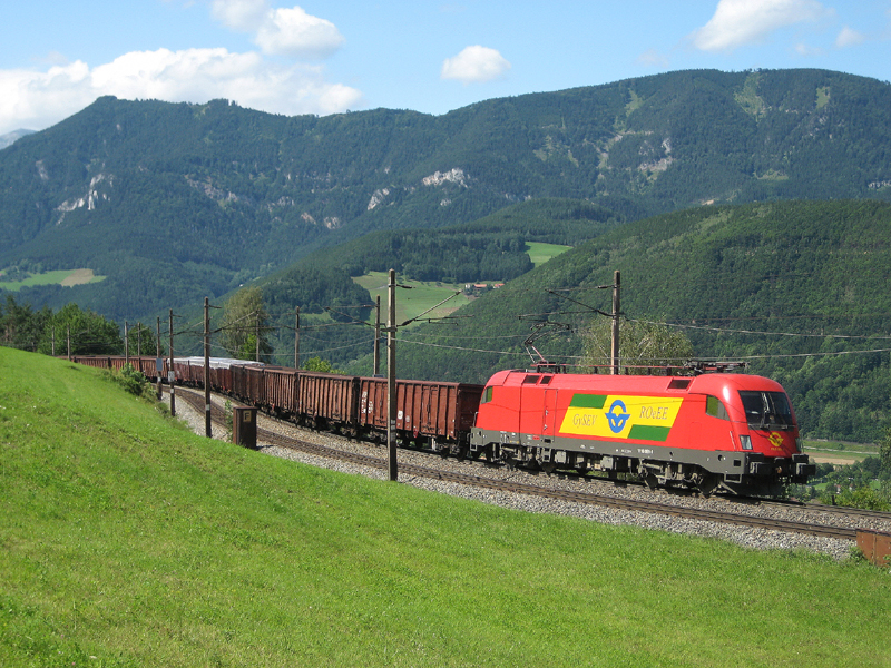 1116 061 (GySEV) bespannte am 21.8.2008 einen Eos-Ganzzug, hier kurz vor Eichberg. ( Apfelwiese )