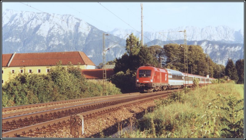1116 068 bringt den OEC 161  Maria Theresia  nach Wien West, aufgenommen im Sommer 2004 beim Kloster Raisach.