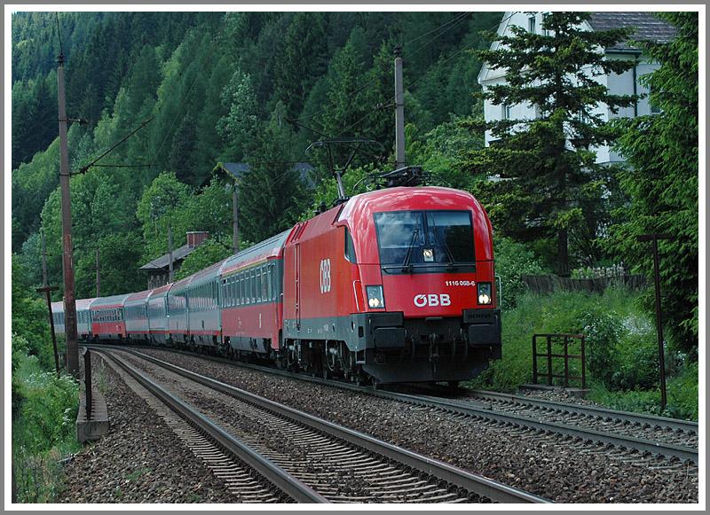 1116 068 mit ihrem IC 538 von Villach kommend, auf dem Weg nach Wien beim Anstieg der Semmering Sdrampe im Bereich Edlach Hof am 11.6.2006