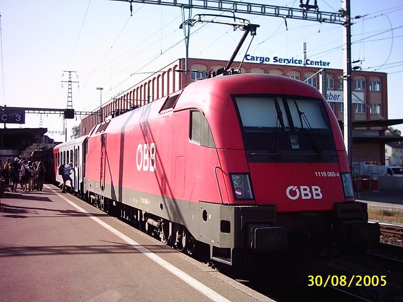 1116 069 am 30.8.2005 als Zuglok eines Regionalzuges von St. Margrethen nach Bregenz in St. Margrethen. Der Zug besteht wegen dem Hochwasser aus einer 1116, zwei Cityshuttle als Zwischenwagen und einer 1016, so spart man sich das Umsetzen der Lok im Endbahnhof auerdem werden auf dieser Strecke normalerweise nur Triebwagen der Reihe 4020 oder 4024 eingesetzt. 