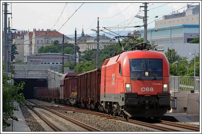 1116 069 mit dem NG 68146 aus Jedlersdorf ber Wien Mitte nach Wien Zvbf, der brigens bis Dezember 2009 planmig ber die Stammstrecke zu seinem Endbahnhof Wien Zvbf fuhr. (02.06.2009)