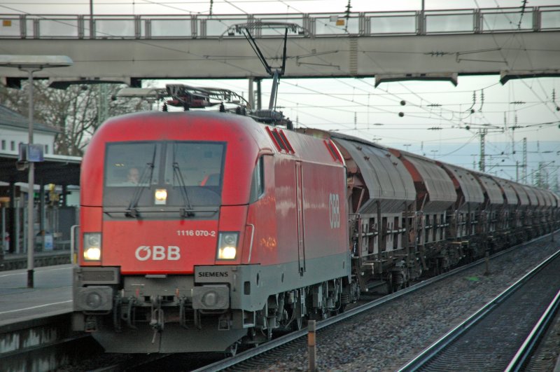 1116 070 mit Erzzug nach Passau am 8.12.07 bei der Durchfahrt durch Plattling.