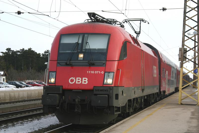 1116 071-0 mit einem Regionalzug von Wiener Neustadt nach Payerbach-Reichenau bei einem Halt im Bahnhof St. Egyden. (9.2.2006)