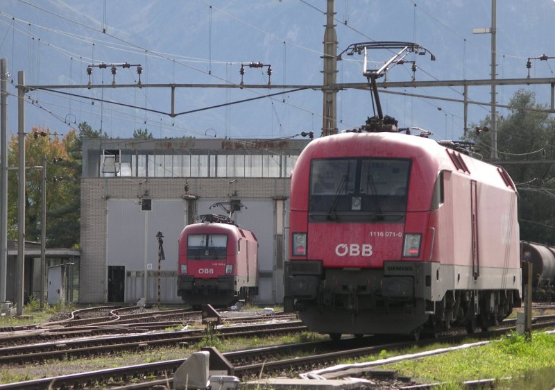 1116 071-0 rangiert, whrenddem 1116 030-0 vor dem Depot Buchs SG auf Arbeit wartet. (06.10.2006)