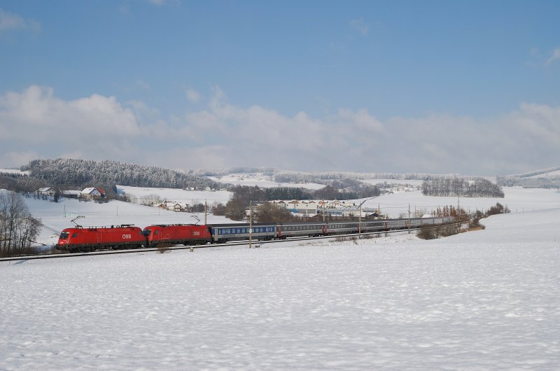 1116 072 und 1216 239 mit OIC 162 bei Weng (15.12.2007)