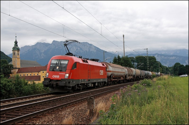 1116 072 bringt einen langen Gterzug durch das Inntal nach Mnchen. (04.07.2008)
