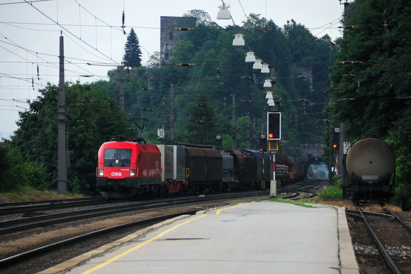 1116 073-6 mit einem kurzen Gterzug kurz nach Verlassen des Tunnels, welcher Rattenberg-Kramsach von Brixlegg trennt. Darber das alte Verlies zu Rattenberg. (20.06.2009).