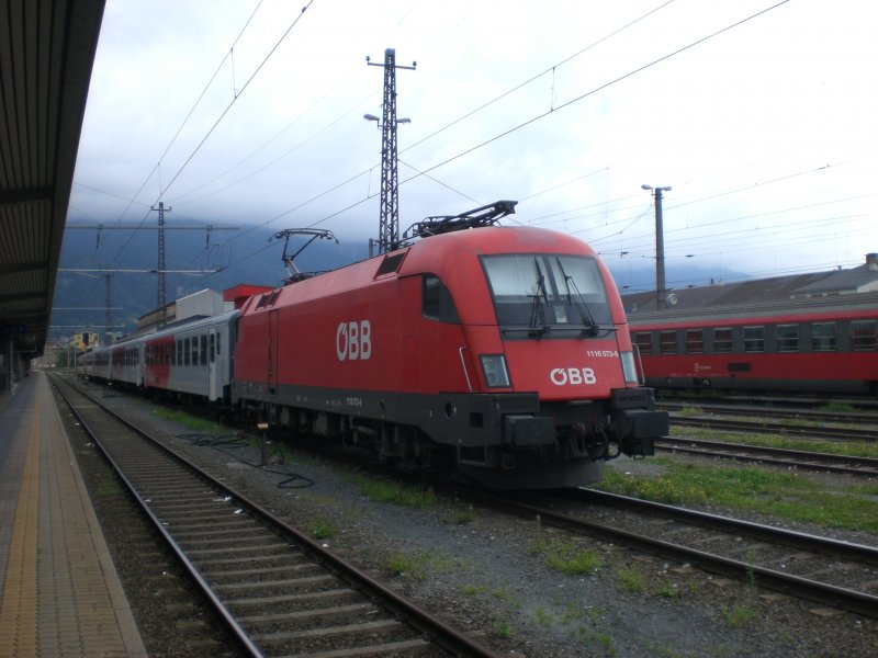 1116 073-6 steht am 13.9.2008 mit einer City-Shuttle Garnitur (Beheimatet waren die Wagen in Salzburg) abgestellt in Innsbruck Hbf.