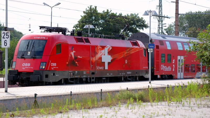 1116 075-1, Schweiz EM-Taurus der BB,
bei der Ausfahrt vom Bahnhof Stockerau, Richtung Wien vor Regionalzug- gerade noch erwischt!, 
am 08.07.2008;
