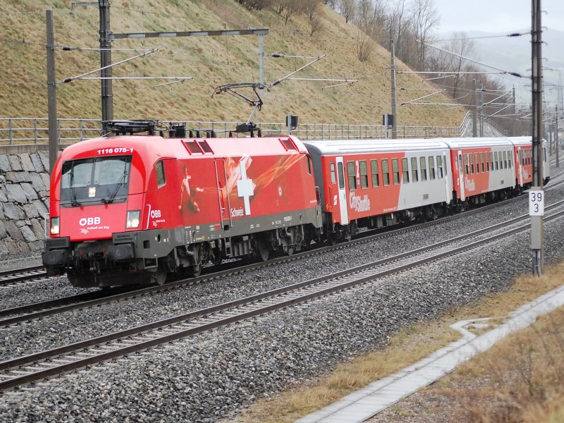 1116 075  EM-Schweiz  war am 14.03.2008
das Zugfahrzeug am R3964. Zu sehen auf 
dem Bild ist die CS-Garnitur bei der
n�rdlichen Bahnhofsausfahrt von
Wartberg/Kr.