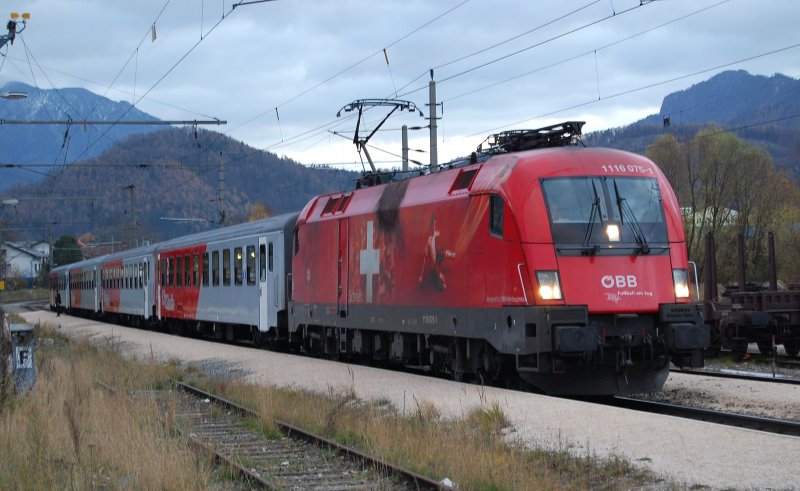 1116 075  EM-Schweiz  wartet in der Abenddmmerung
des 17.11.2008 mit dem R3968 in Micheldorf
auf die Abfahrt. 