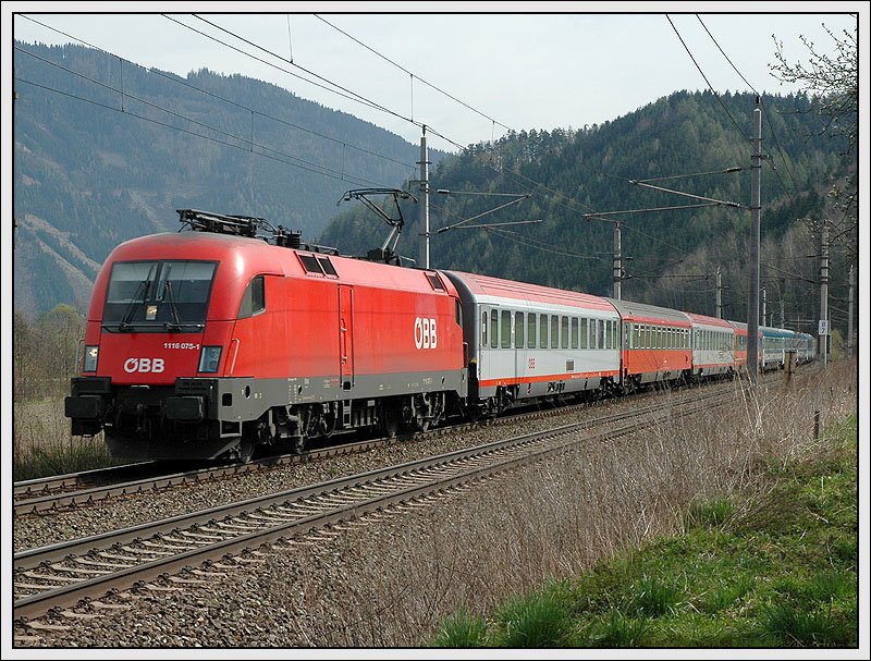 1116 075 mit dem IC 533  Carinthischer Sommer  von Wien nach Villach aufgenommen zwischen Bruck an der Mur und Niklasdorf am 10.4.2007. Dies ist einer von zwei Zgen, bei denen die von den MAV angemieteten Reisezugwaggons zum Einsatz kommen.