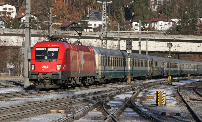 1116 075 (Schweiz Lok) mit EC 85  Michelangelo  am 30.12.2008 bei der Einfahrt in Kufstein.