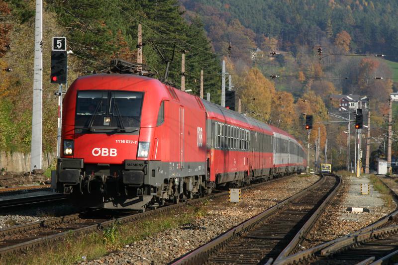 1116 077-7 mit dem IC 537  Europ. Computer Fhrerschein  von Wien Sdbahnhof nach Villach, hier bei der Durchfahrt in Payerbach-Reichenau. (31.10.2005)