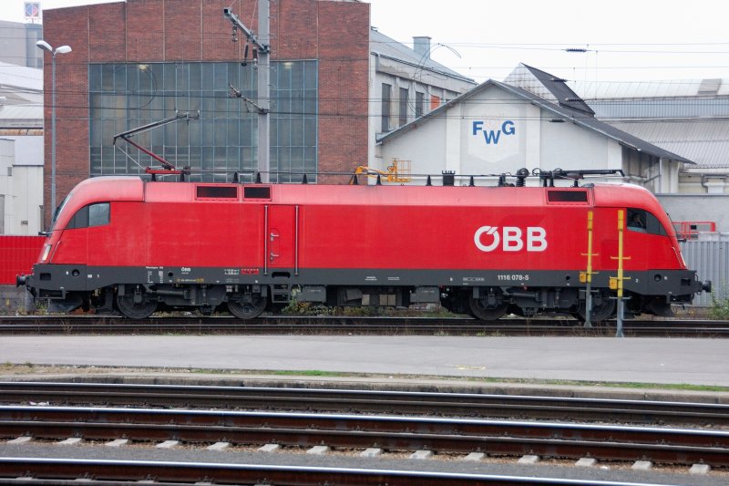 1116 078-5 kurz vor der Einfahrt in die Remise von Linz/Donau. (10.11.2008)