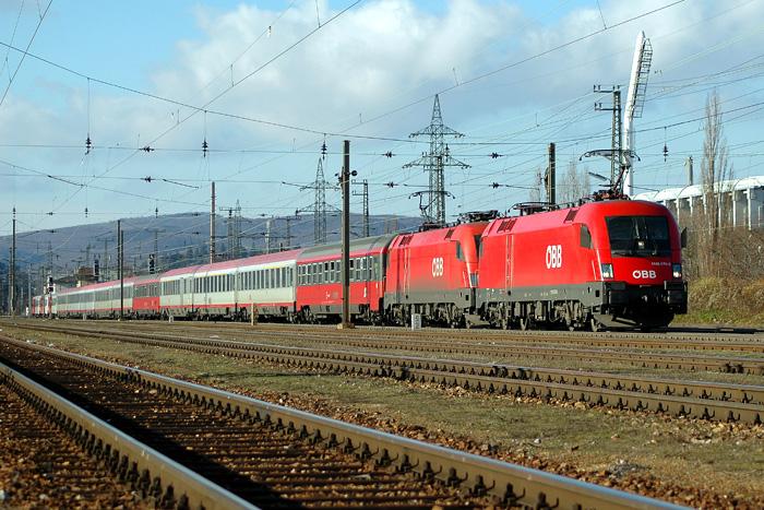 1116 079 mit einer weiteren 1X16 bei der Durchfahrt mit einem EC am 8.12.2005 in Wien-Htteldorf