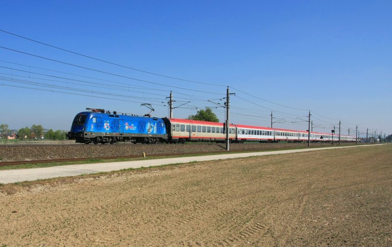 1116 080 mit EC690 auf dem Weg nach Salzburg. Aufgenommen bei Hrsching am 25. April 2009. 