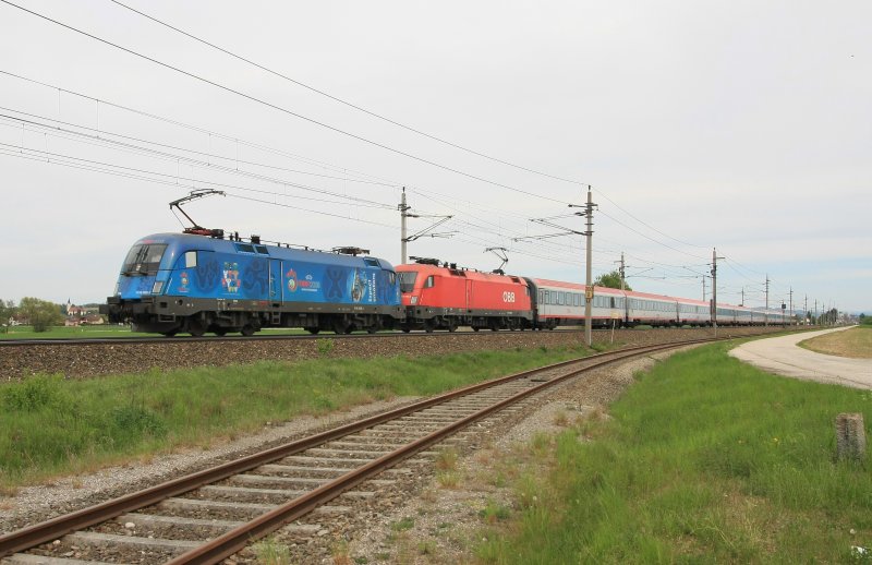 1116 080 mit einer weiteren 1116 unterwegs mit dem EC 564 bei Hrsching. Aufgenommen am 26. April 2009. 
