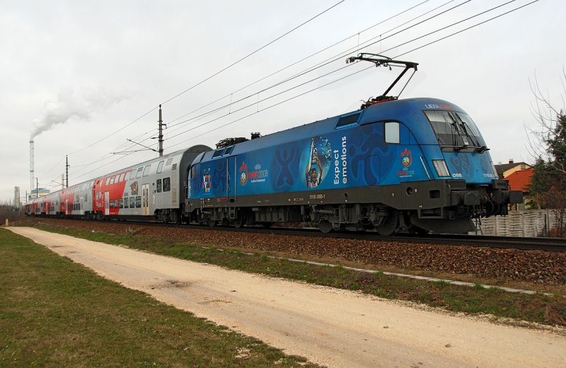 1116 080  Uefa Euro - Expect emotions  schiebt den R 2218 von Payerbach - Reichenau nach Znaim. Das Foto ist am 14.03.2009 kurz nach Stockerau entstanden.