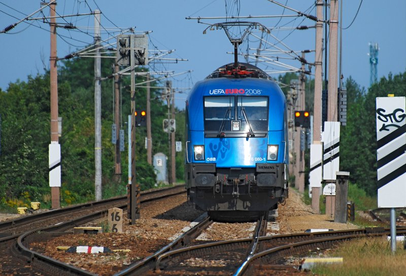 1116 080  UEFA EURO 2008  bespannte am 17.08.2008 den R2213 von Satov nach Wien S�dbahnhof. Hier kurz vor dem Bahnhof in Korneuburg.