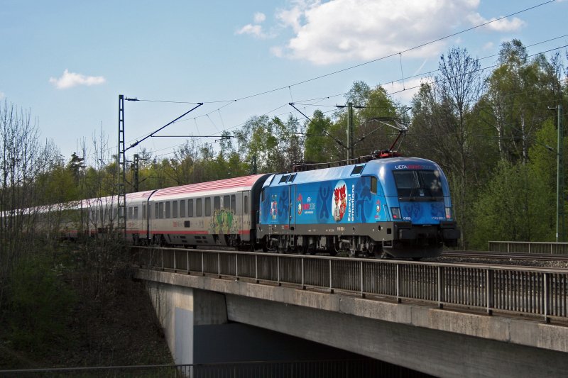 1116 080 (UEFA Lok) schiebt EC 112 nach. Aufgenommen am 19.04.2009 zwischen Vaterstetten und Haar.