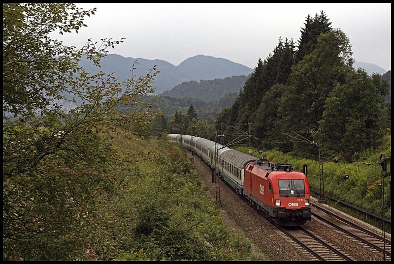 1116 081 ist bei Oberaudorf mit dem EC 84  Michelangelo , Rimini - Mnchen Hbf, in Richtung Rosenheim unterwegs. (30.07.2009)
