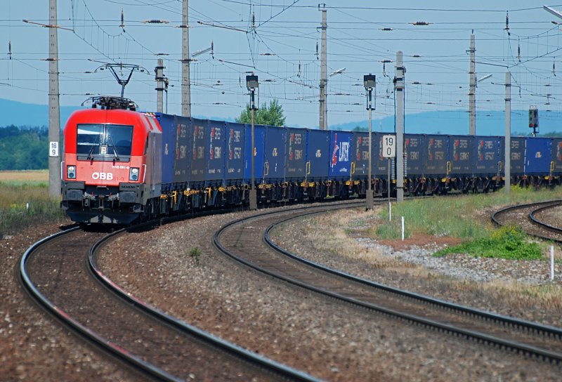 1116 081 bringt einige Container Richtung Ungarn. Die Aufnahme entstand am 13.06.2009 kurz vor Gramatneusiedl.