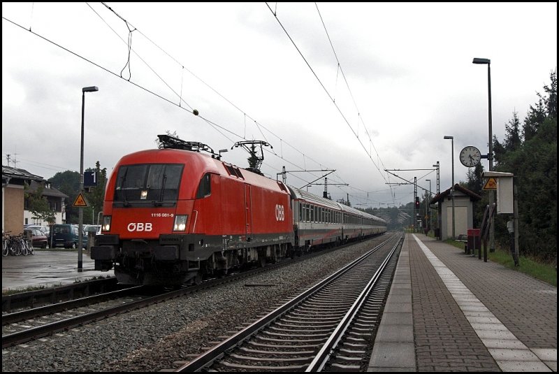 1116 081 durchfhrt mit dem EC 83  GARDA , Mnchen Hbf - Verona Porta Nuova, den Bahnhof Oberaudorf. (03.08.2009)
