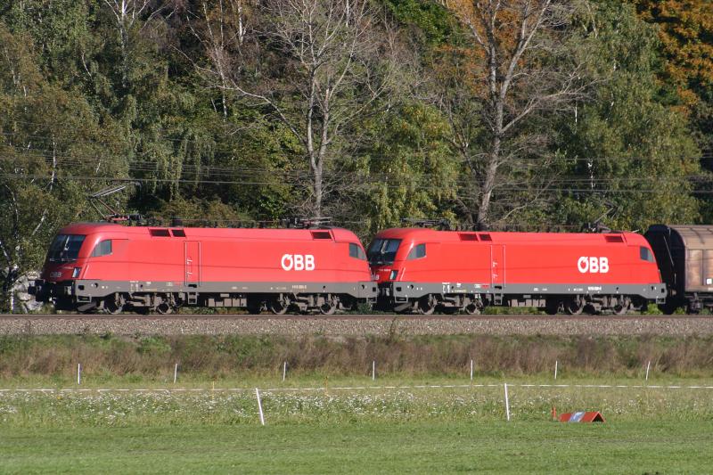 1116 083-5 und 1016 038-0 mit einem Gterzug bei Timmersdorf. (16.10.2005)