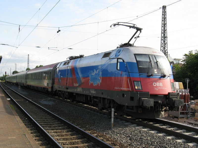 1116 084-3 (EM-Lok  Russland) mit EC 113 von Frankfurt(Main)Hbf nach Klagenfurt.Am 04.06.09 beim Halt in Bensheim.