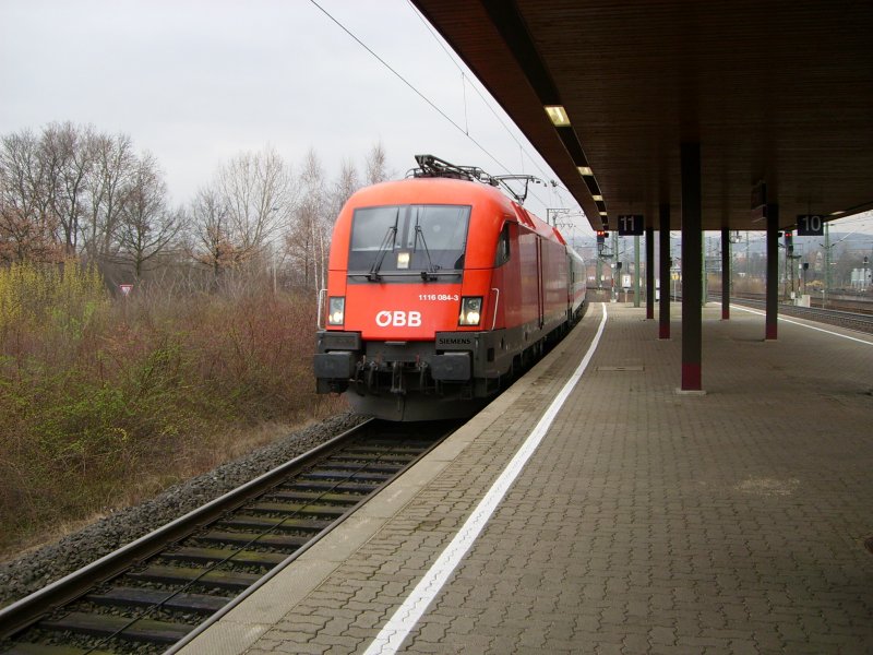 1116 084-3 fhrt am 24.03.2007 mit dem InterCity in Richtung Berchtesgaden in den Bahnhof Gttingen ein.