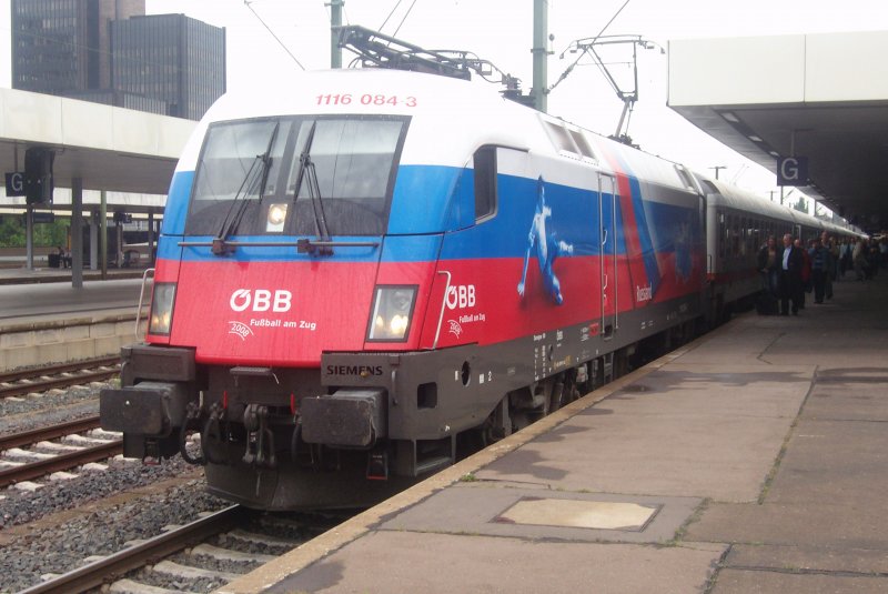 1116-084-3 (Russland) mit dem IC 2082 (Knigsee) in Hannover HBF
mit 15 Minuten Versptung auf grund der Sperrung des Landrckentunnels bei zwischen Fulda und Wrzburg